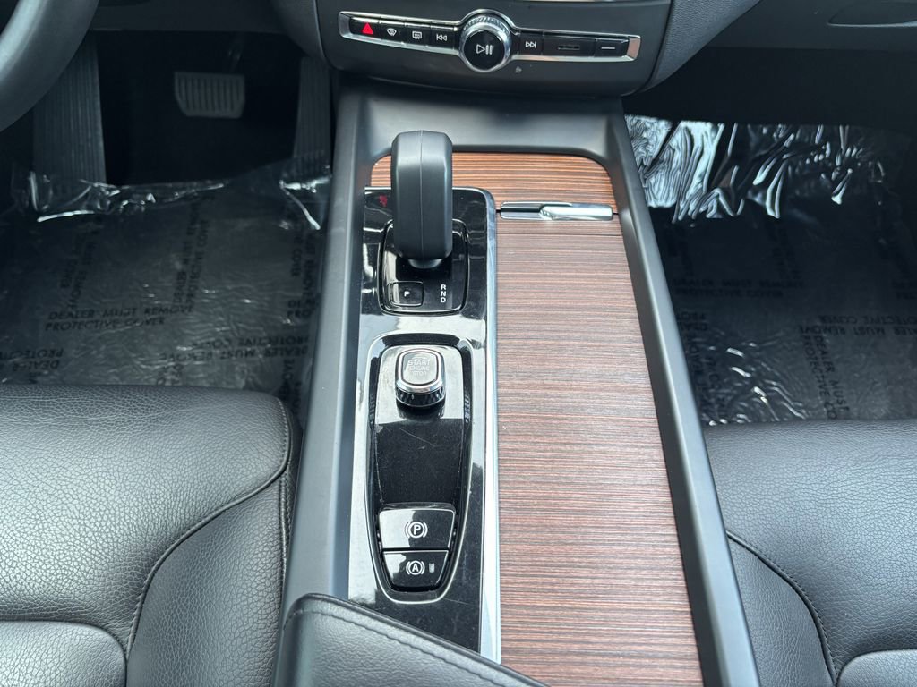 Used 2023 Volvo XC60 B5 Plus AWD/4WD image 19