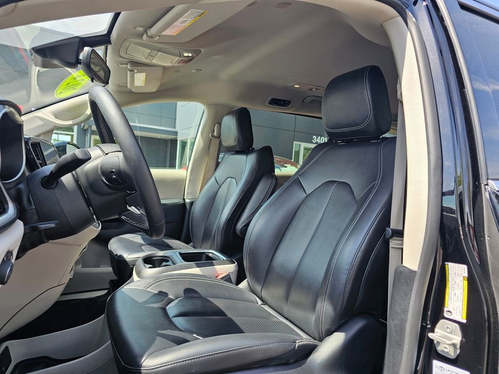 Used 2024 Chrysler Pacifica Limited FWD image 18