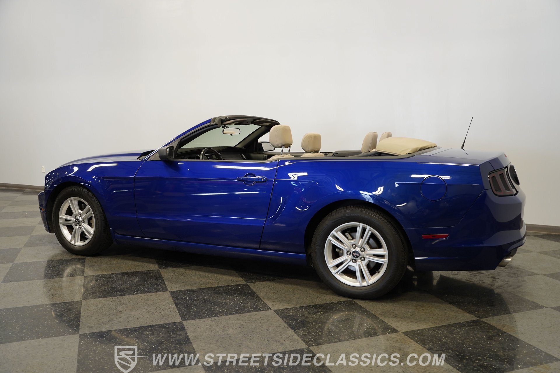 Used 2014 Ford Mustang Convertible RWD image 9