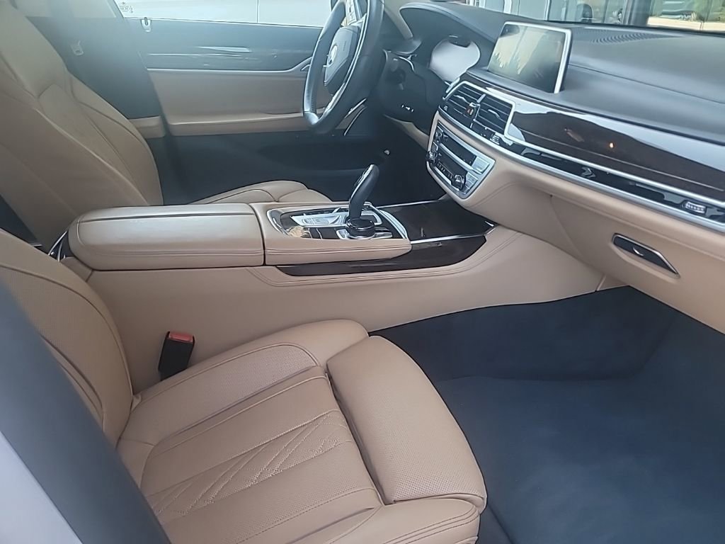 Used 2022 BMW 750i xDrive w/ Executive Package image 12