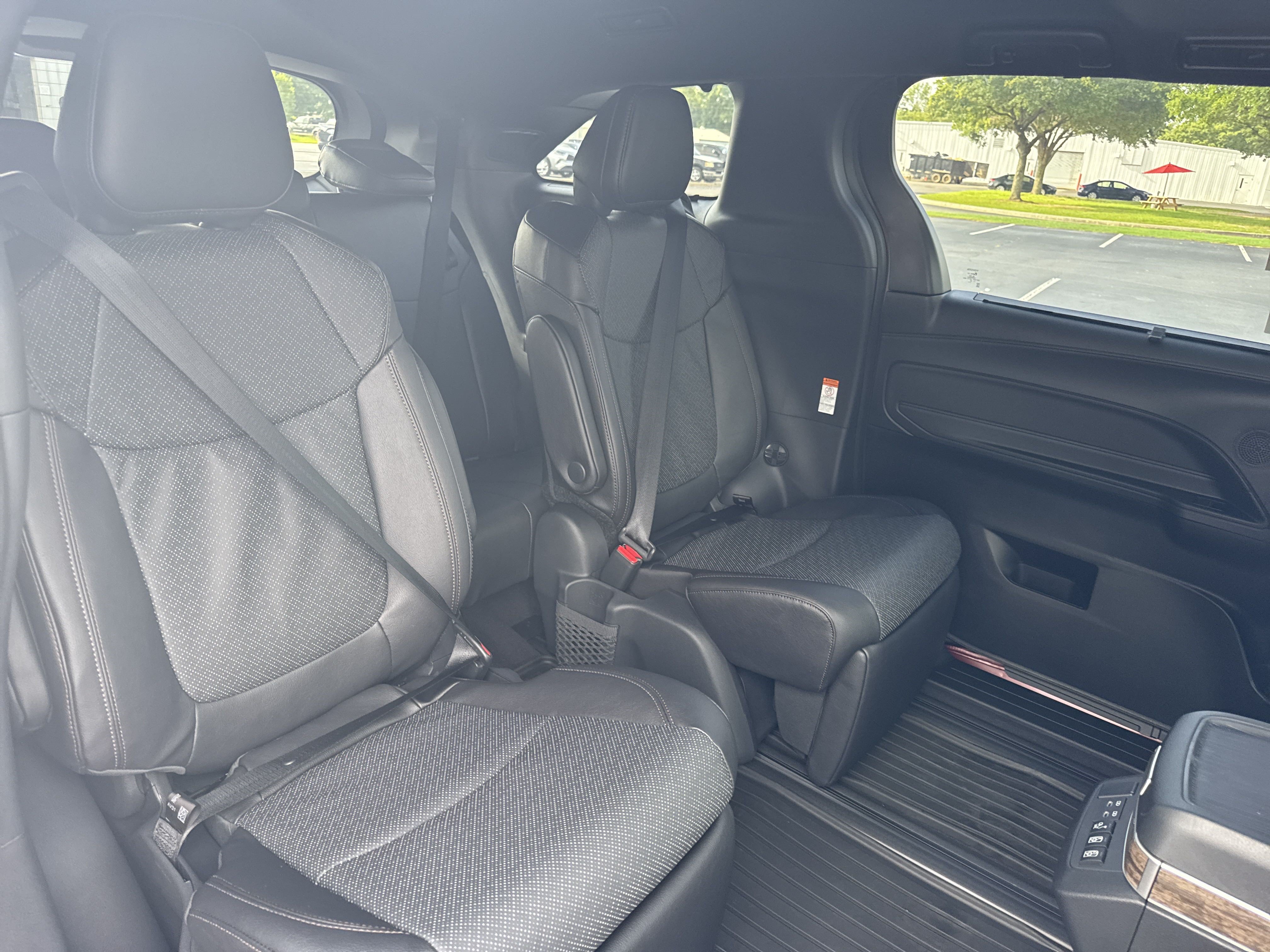 New 2025 Toyota Sienna Platinum FWD image 34