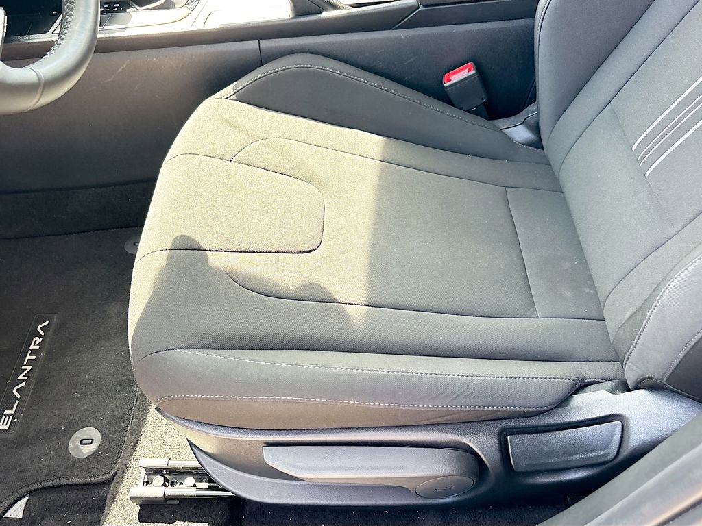 Certified 2025 Hyundai Elantra Sport image 18