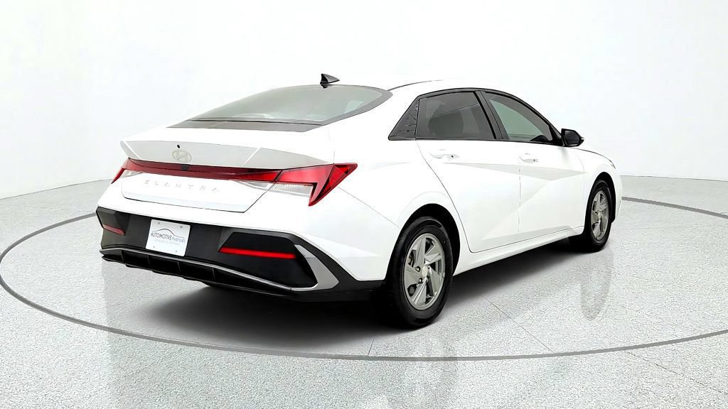 Used 2024 Hyundai Elantra SE FWD image 5