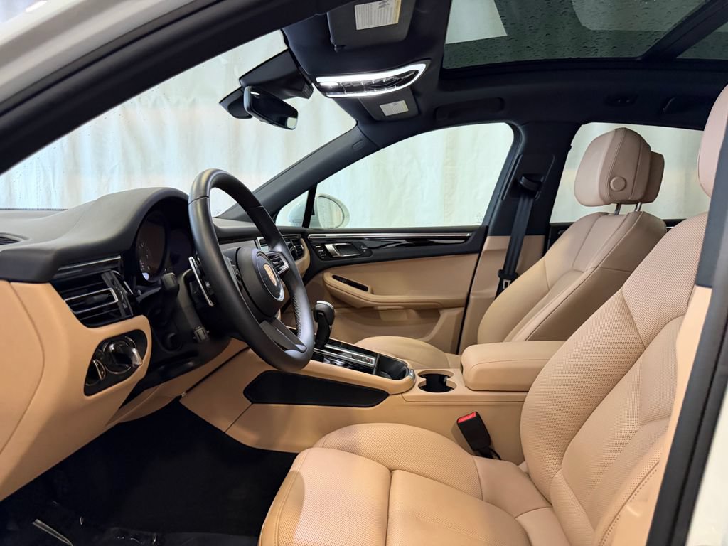 Certified 2025 Porsche Macan AWD/4WD image 5