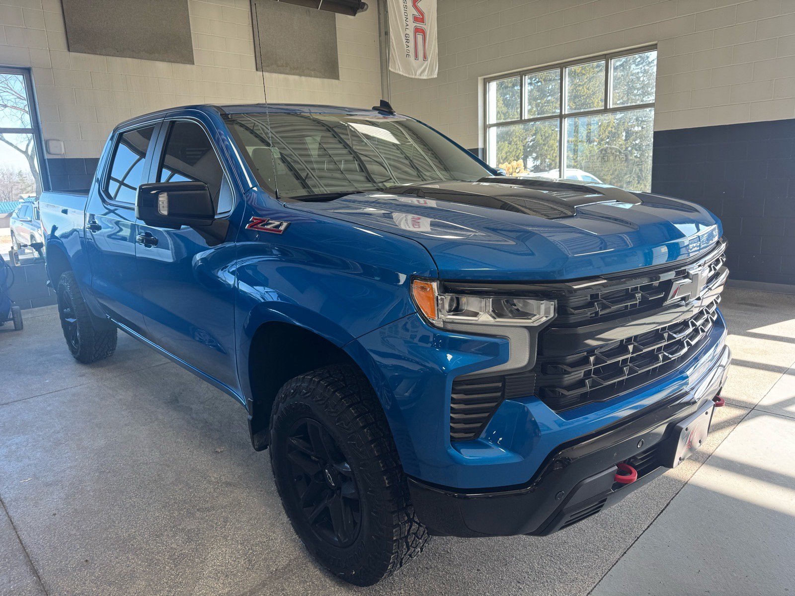 Used 2024 Chevrolet Silverado 1500 LT Trail Boss w/ LT Trail Boss Premium Package AWD/4WD image 3