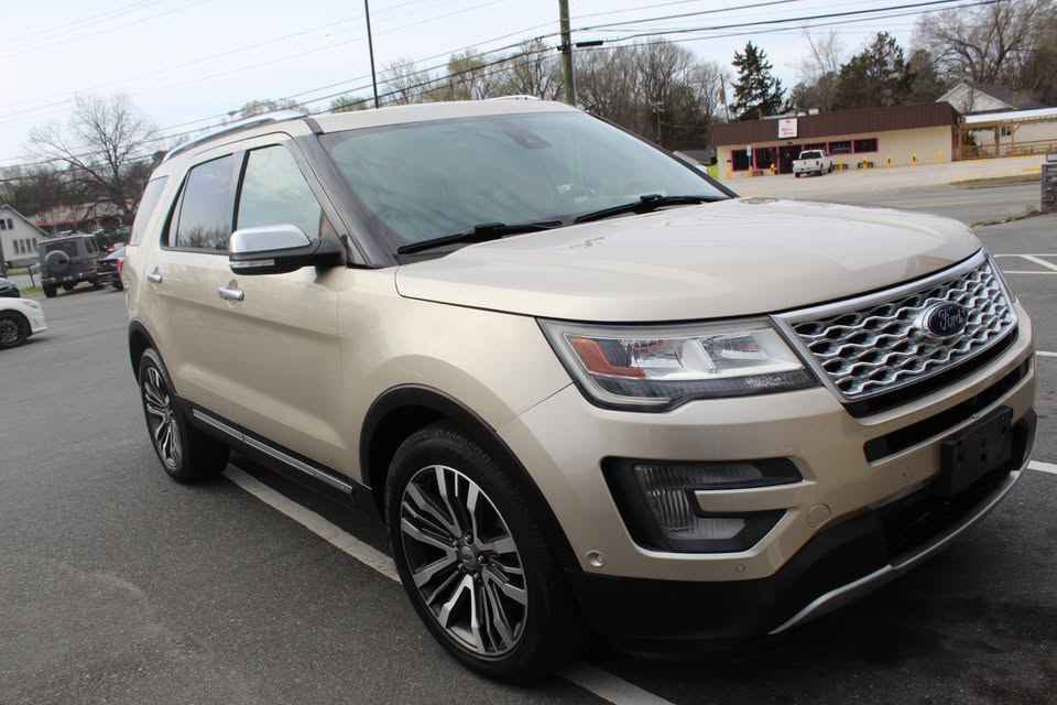 Used 2017 Ford Explorer Platinum AWD/4WD image 3