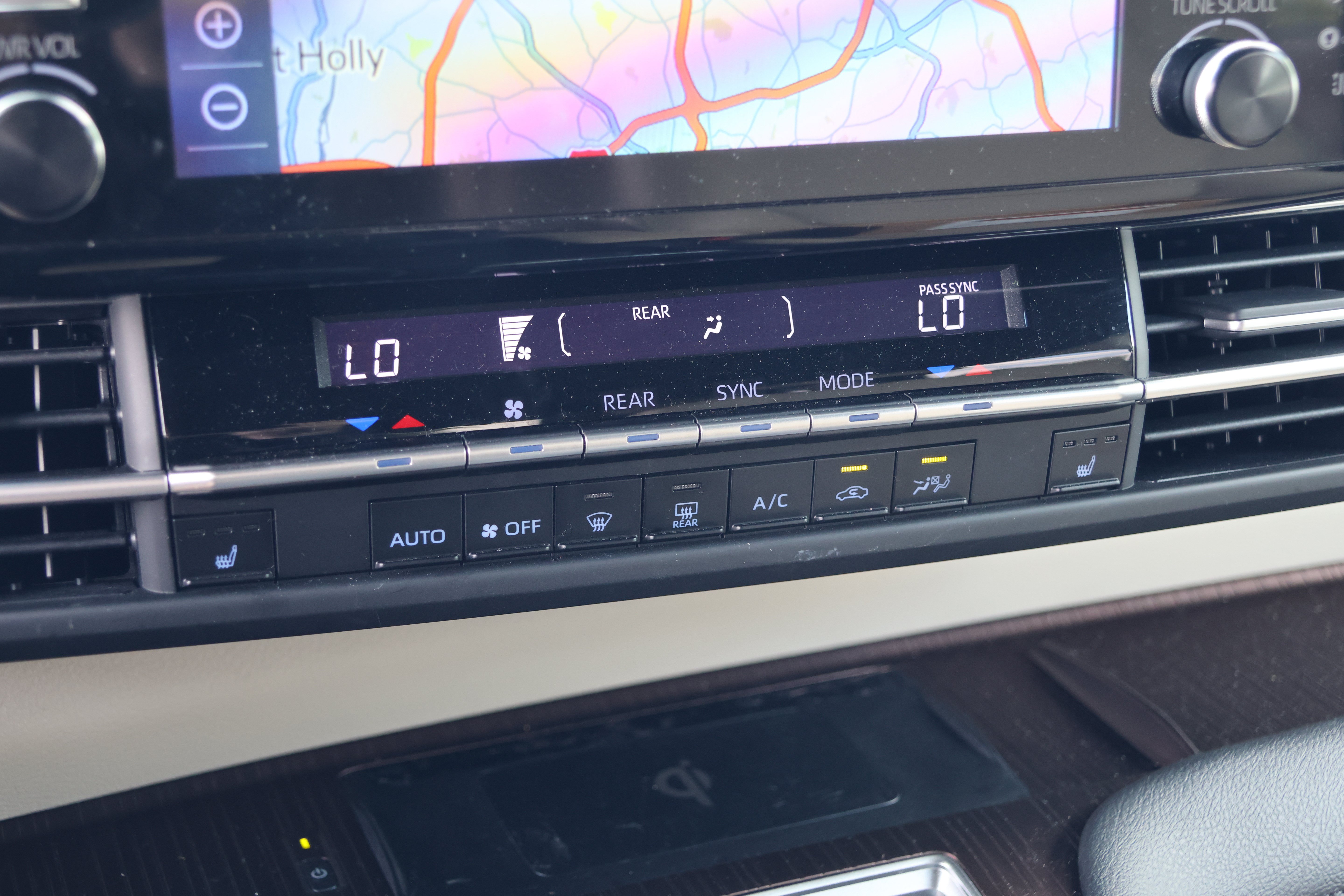Used 2024 Toyota Sienna XLE w/ XLE Plus Package FWD image 25