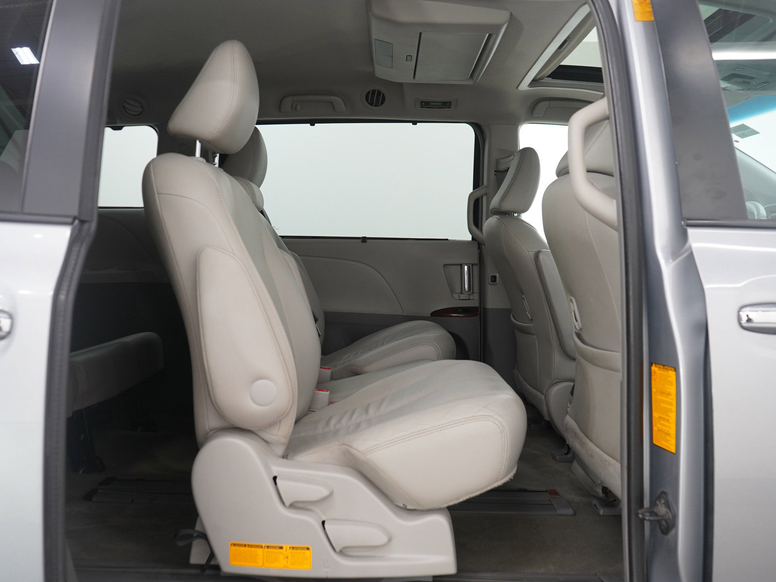 Used 2013 Toyota Sienna XLE w/ Entertainment Pkg FWD image 12
