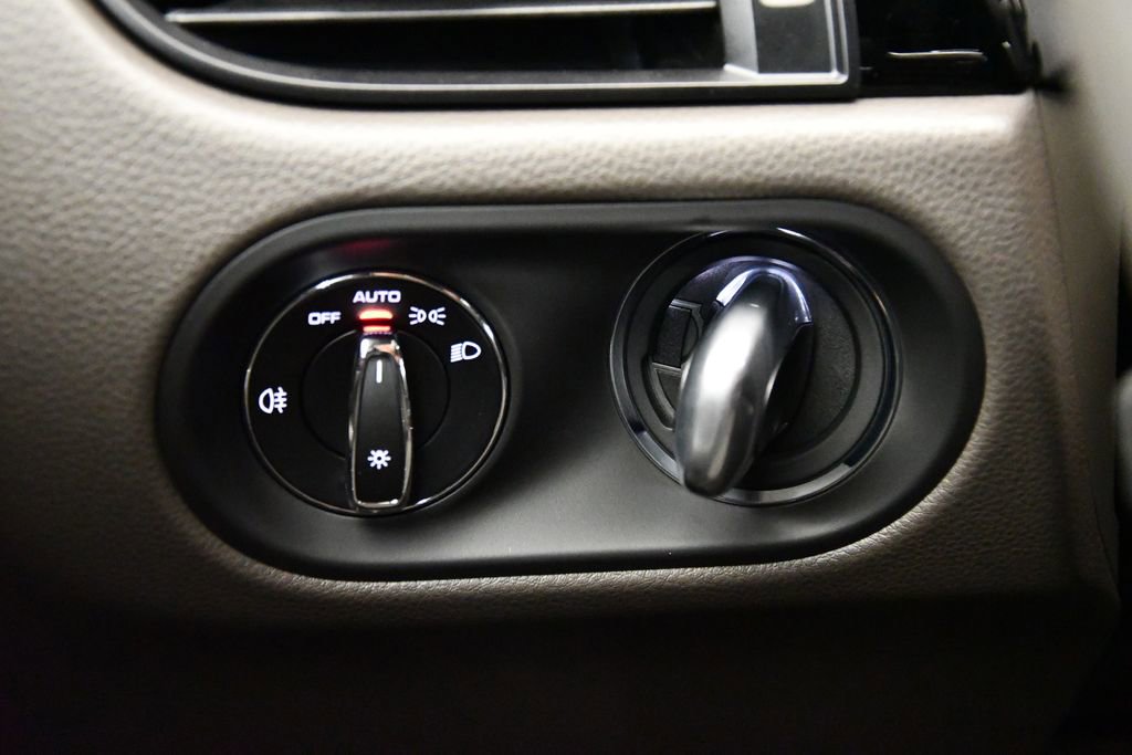 Used 2025 Porsche Macan image 19