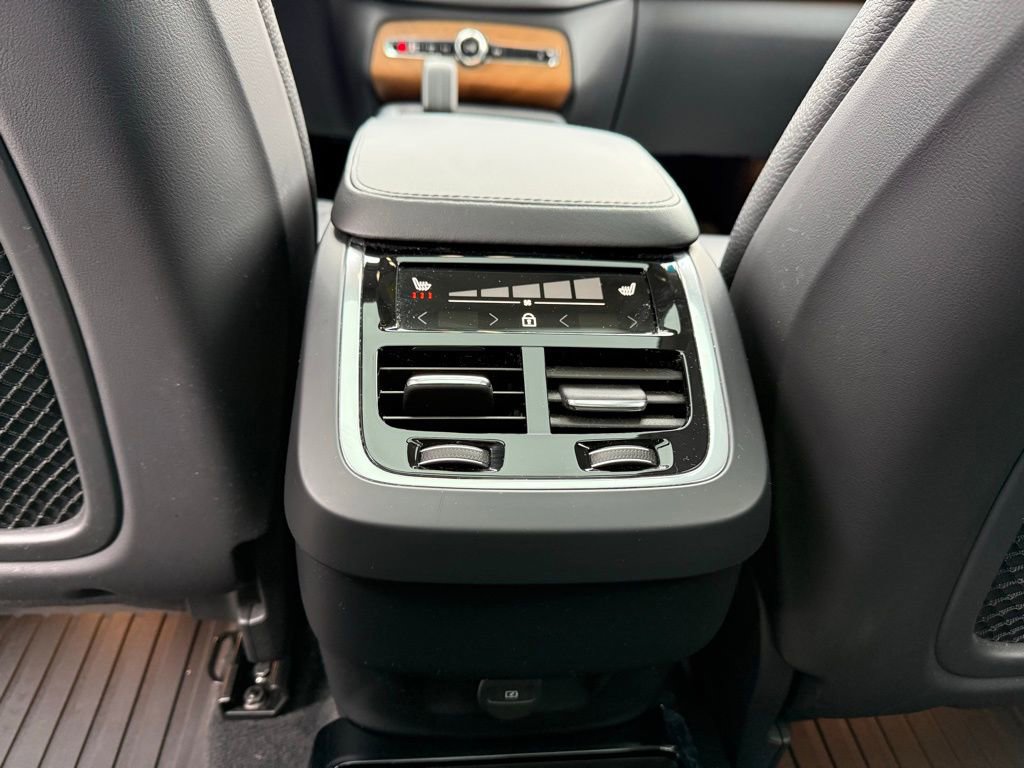 Used 2023 Volvo XC90 B6 Plus AWD/4WD image 30