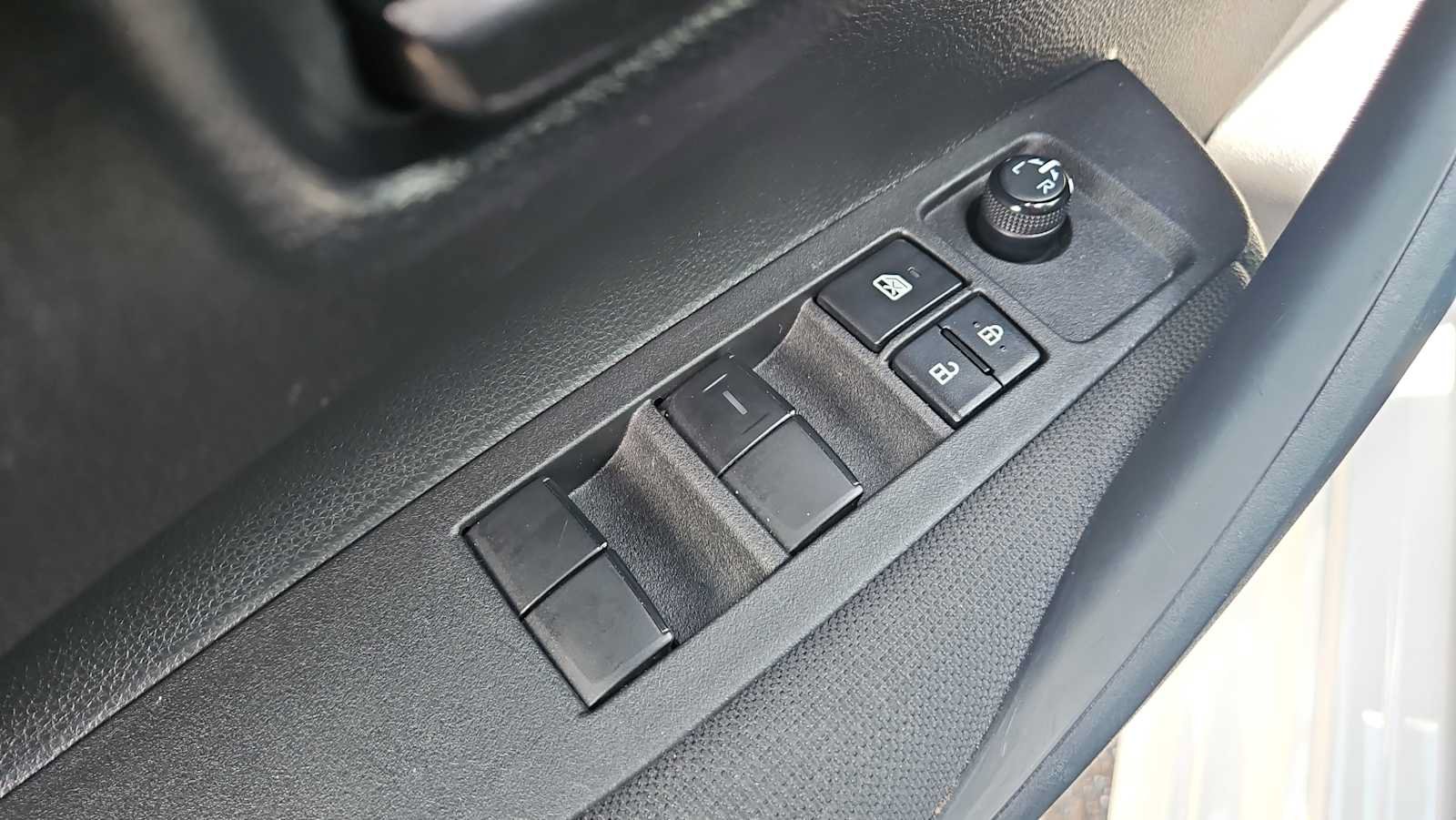 Used 2022 Toyota Corolla LE FWD image 15