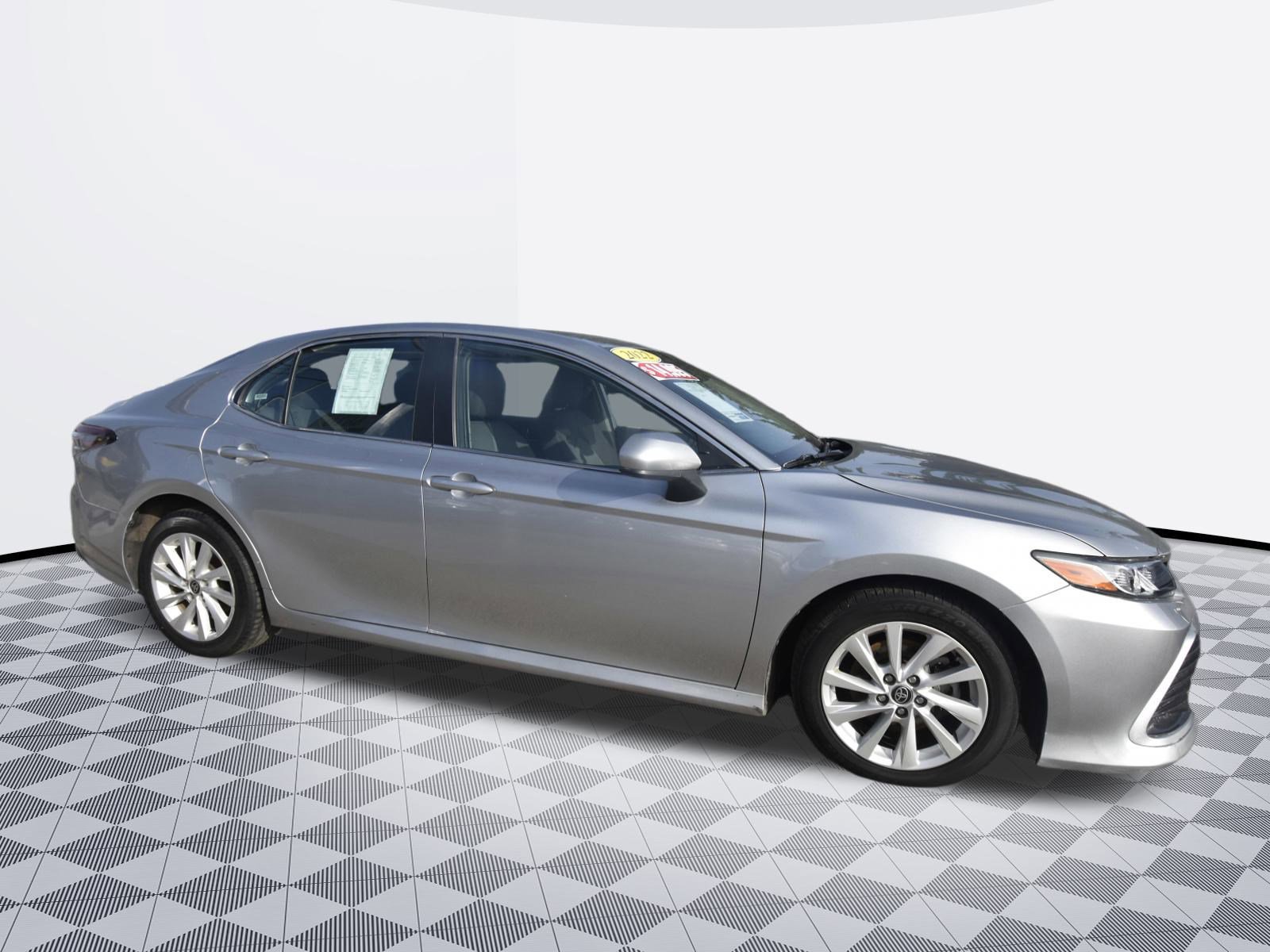 Used 2022 Toyota Camry LE image 3