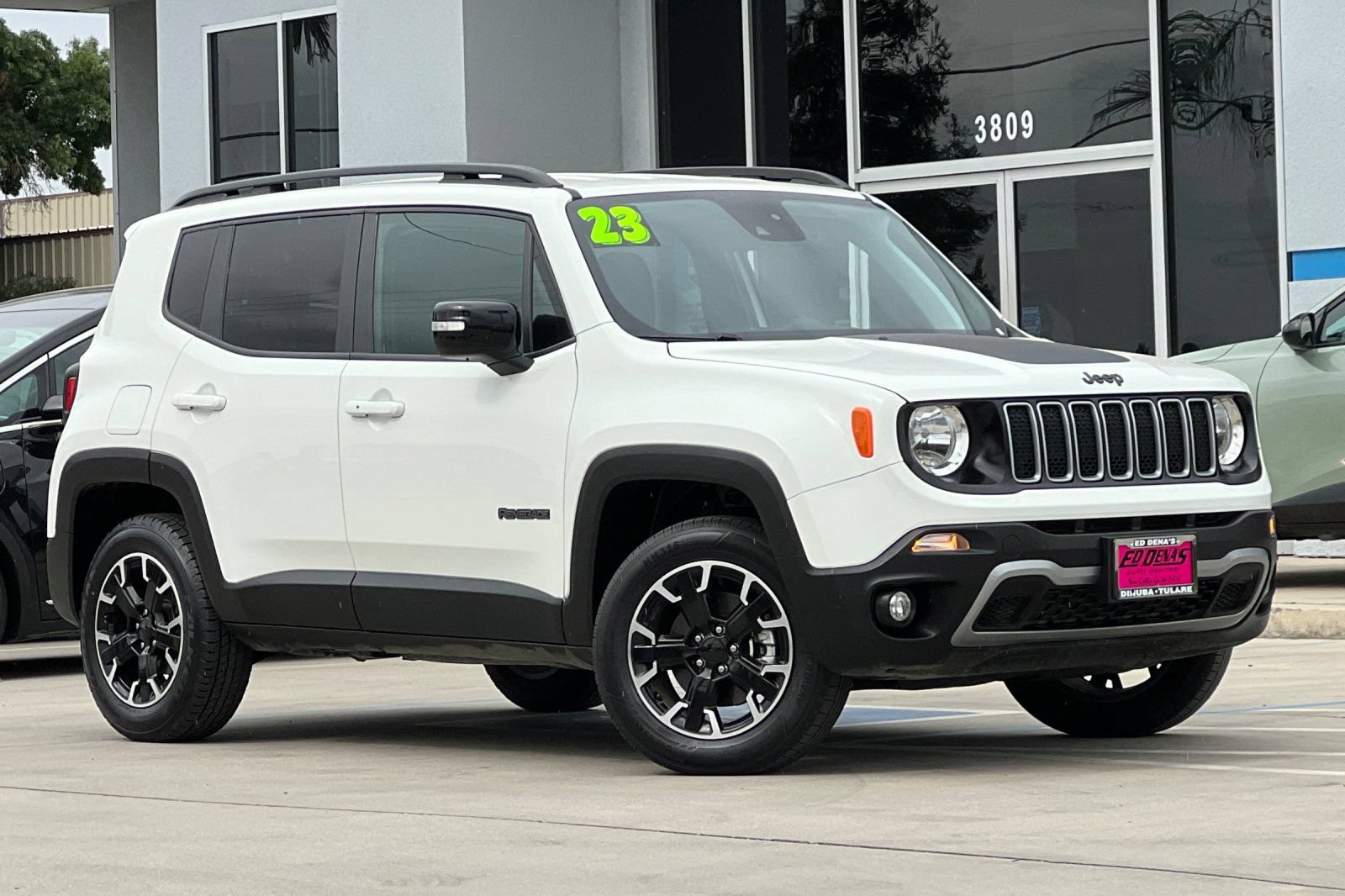 Used 2023 Jeep Renegade Latitude AWD/4WD image 2