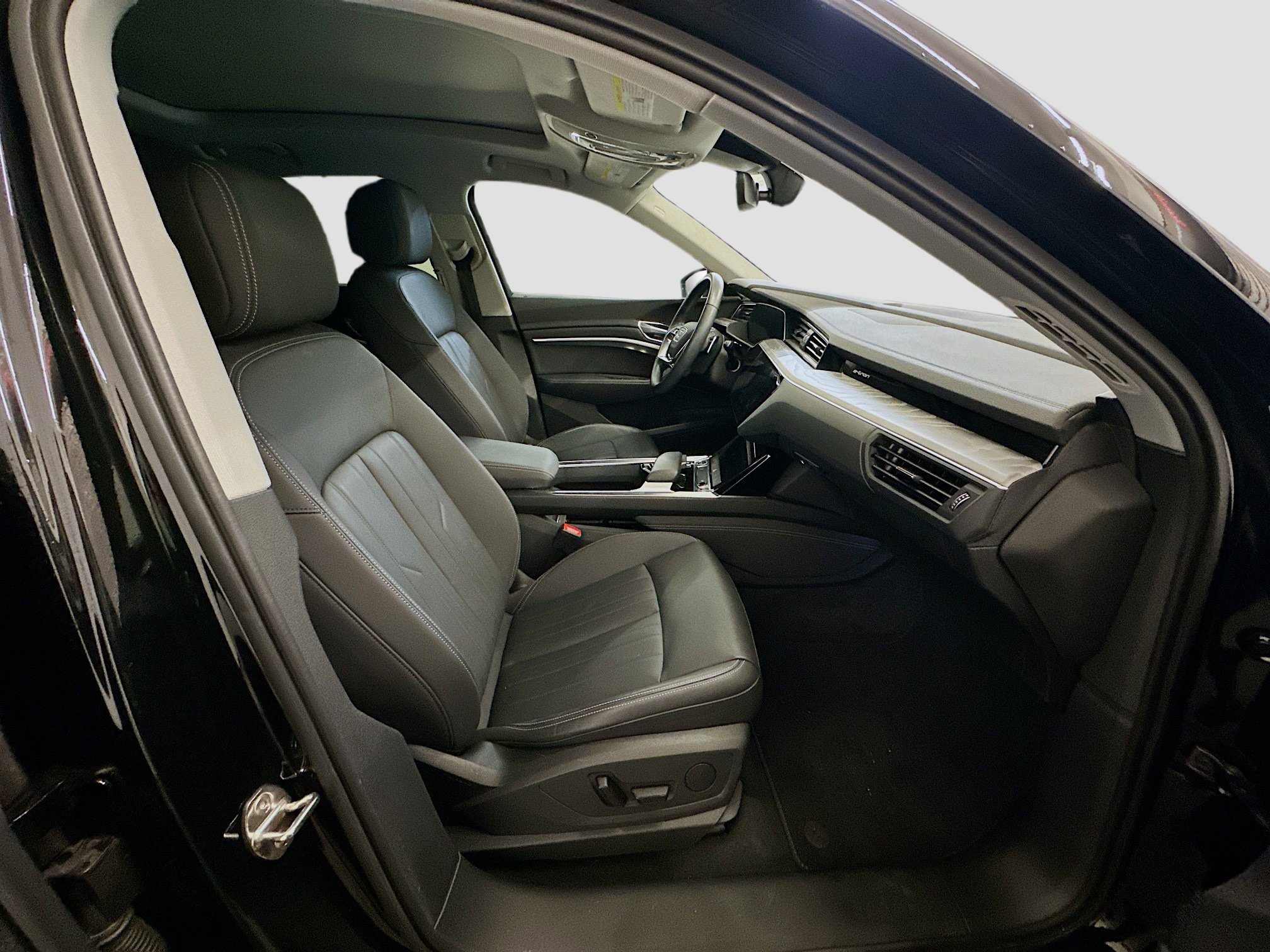 Used 2022 Audi e-tron Premium image 34