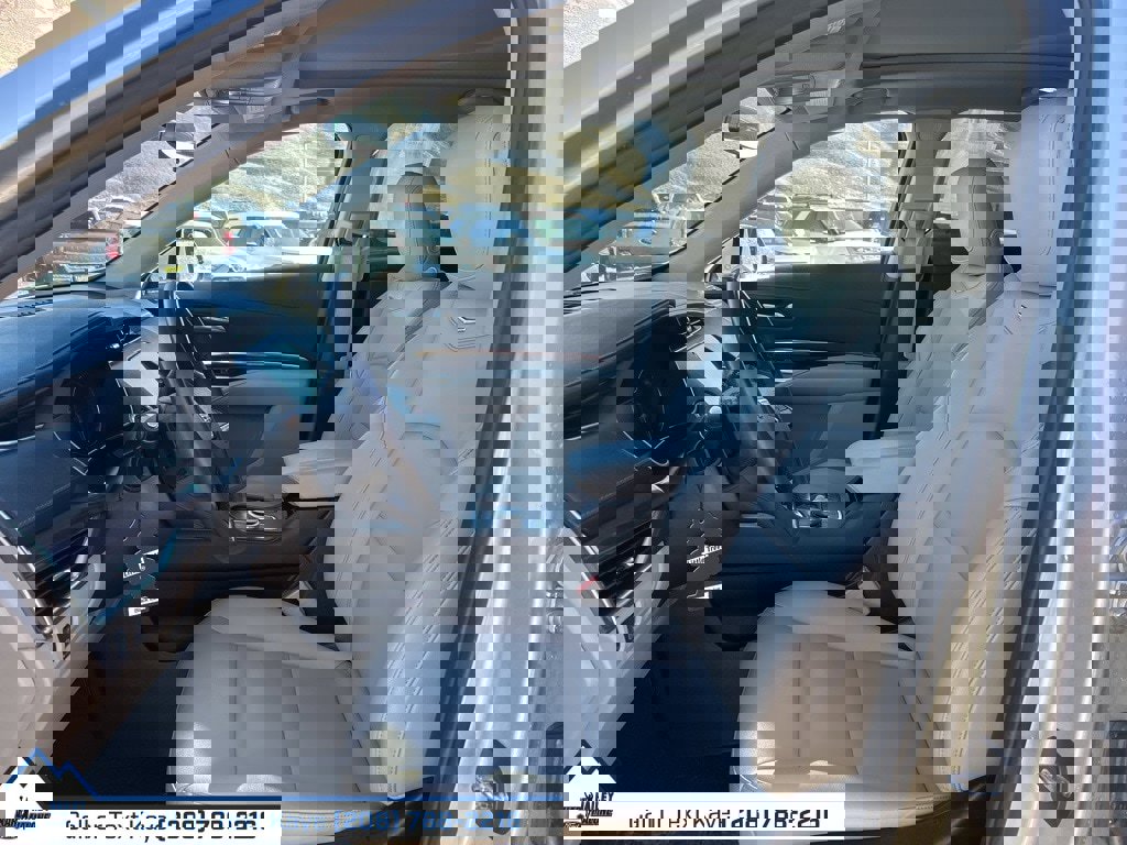 Used 2022 Cadillac XT4 Luxury w/ Cold Weather Package image 16