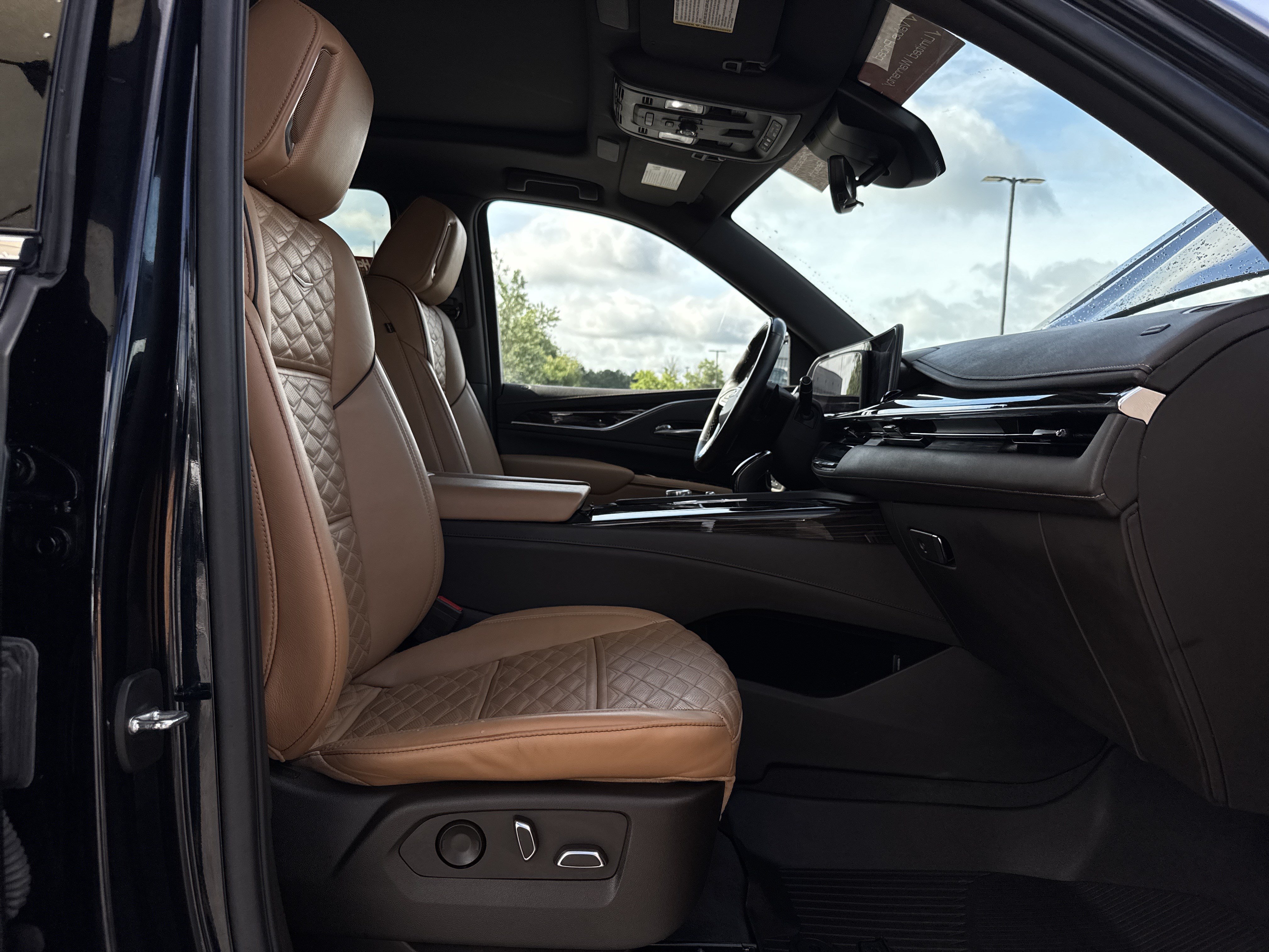 Used 2022 Cadillac Escalade ESV Premium Luxury w/ Performance Package AWD/4WD image 33