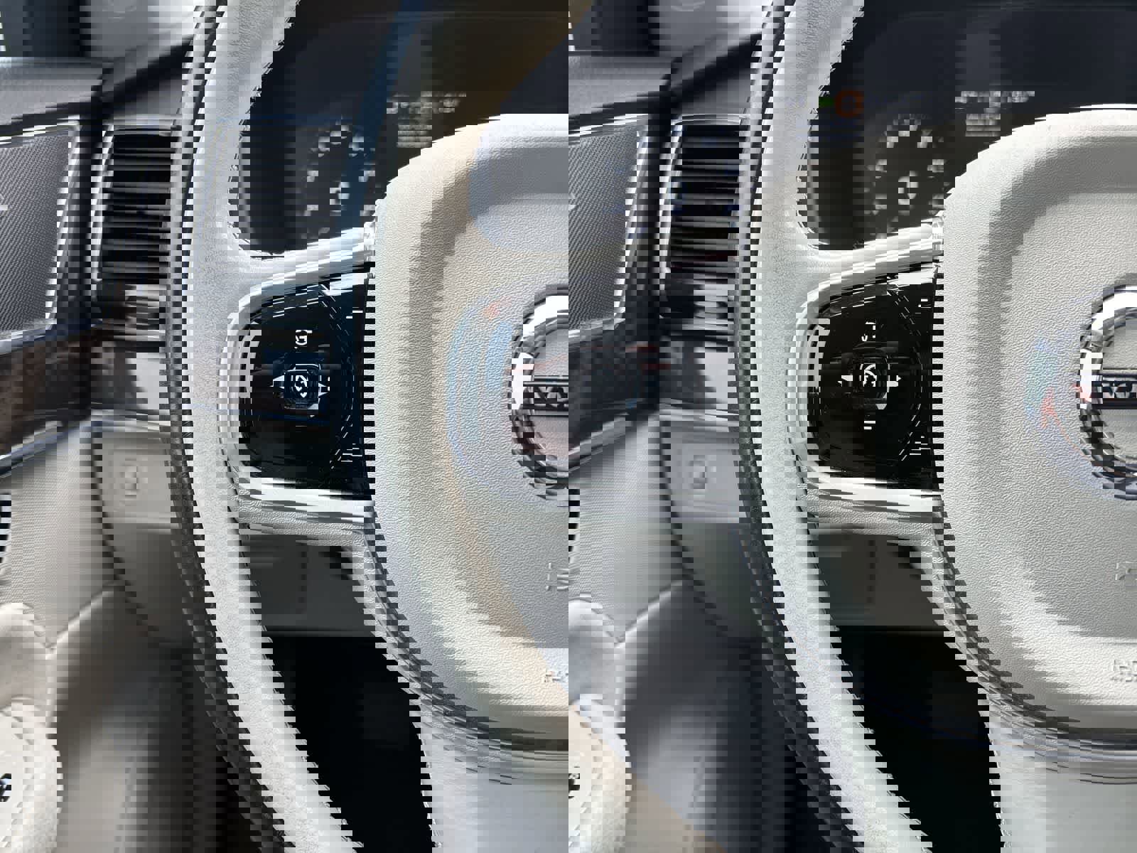 Used 2018 Volvo XC90 T6 Momentum w/ Convenience Package AWD/4WD image 7