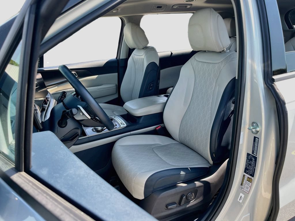 Used 2025 Kia Carnival SX w/ SX Dark Edition Package FWD image 20