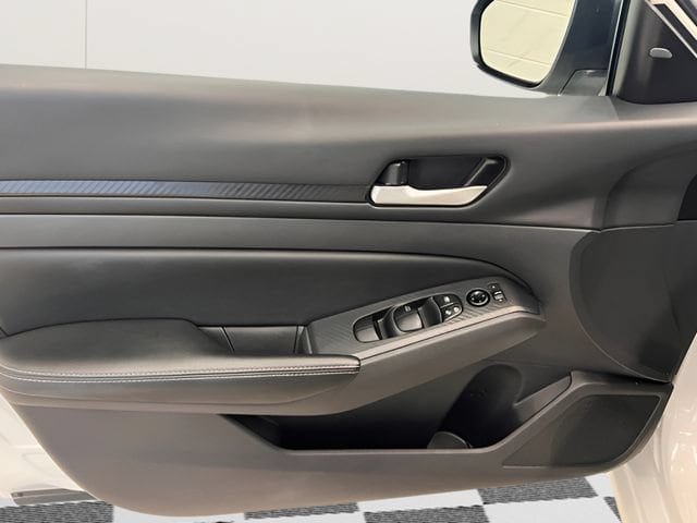 Used 2025 Nissan Altima 2.5 SV FWD image 15