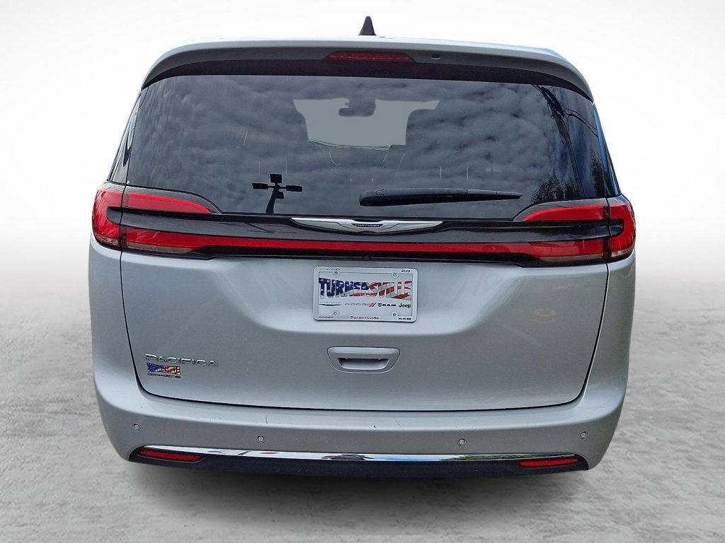 Used 2024 Chrysler Pacifica Touring-L FWD image 4