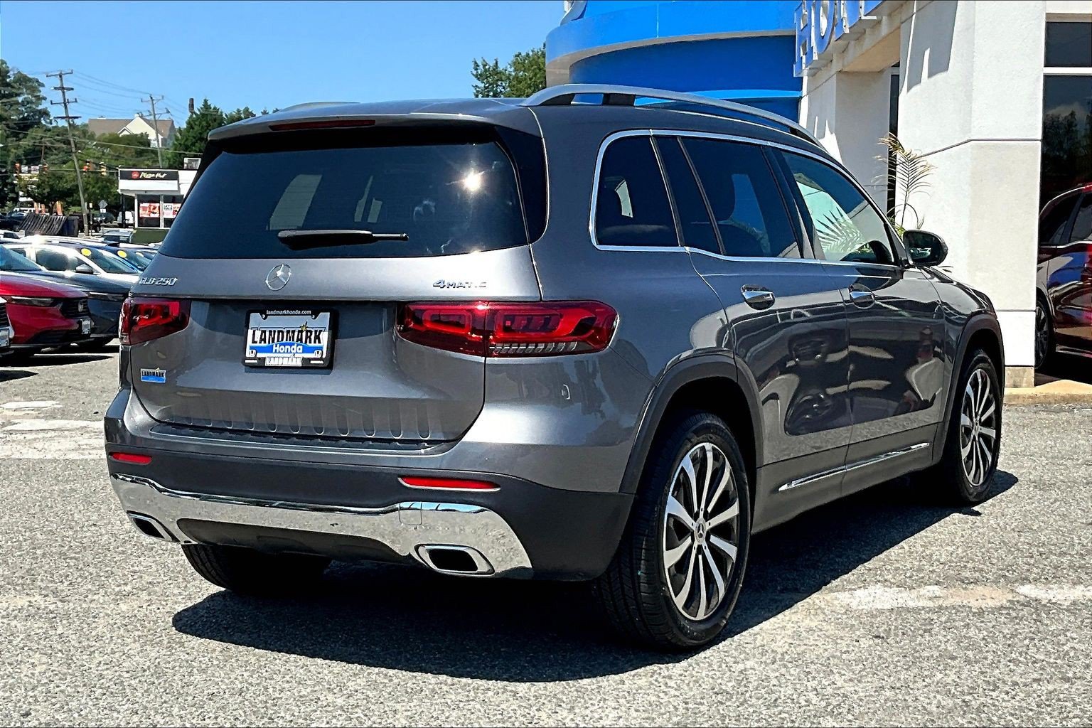 Used 2023 Mercedes-Benz GLB 250 4MATIC image 2