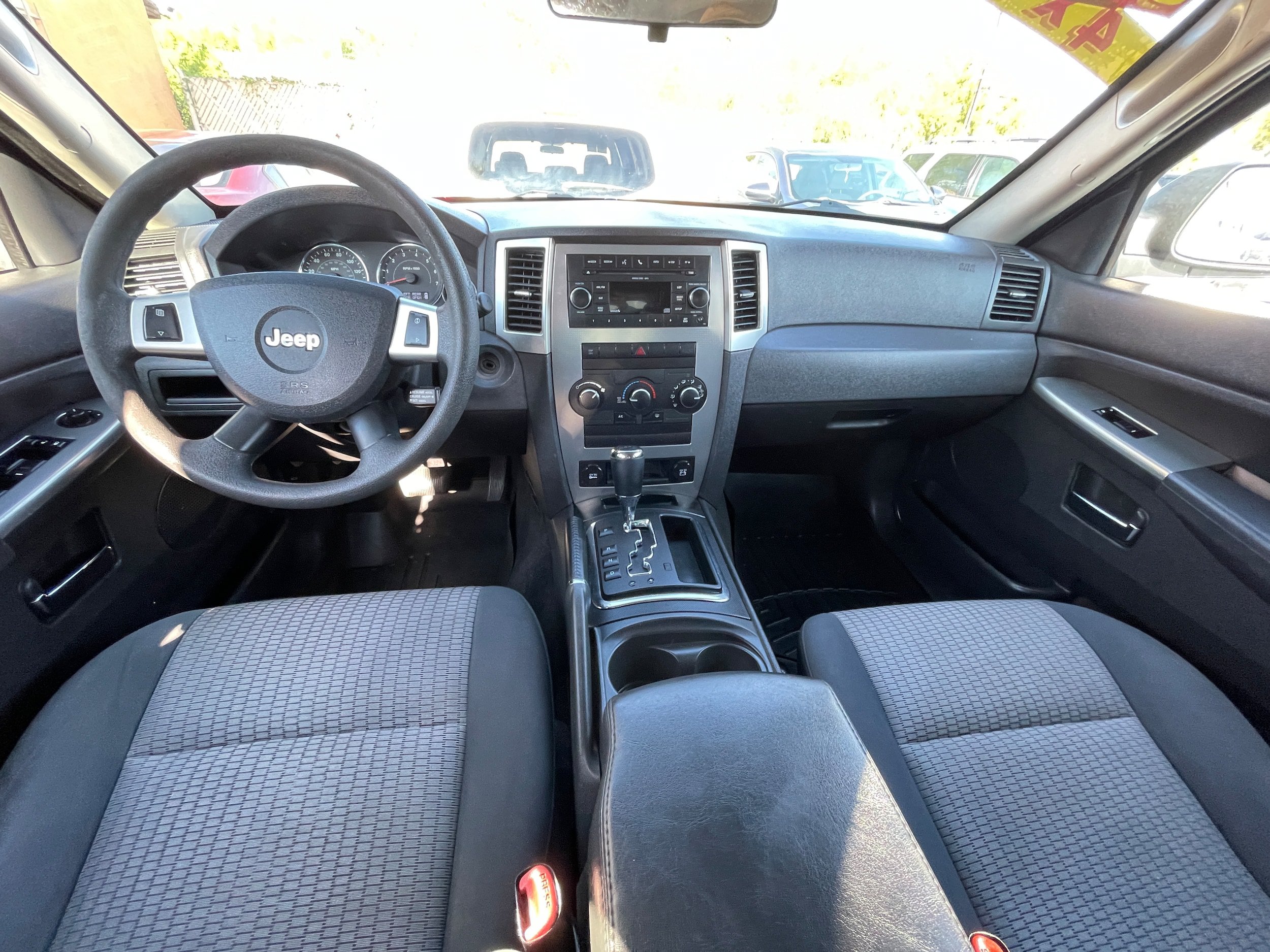 Used 2010 Jeep Grand Cherokee Laredo AWD/4WD image 17
