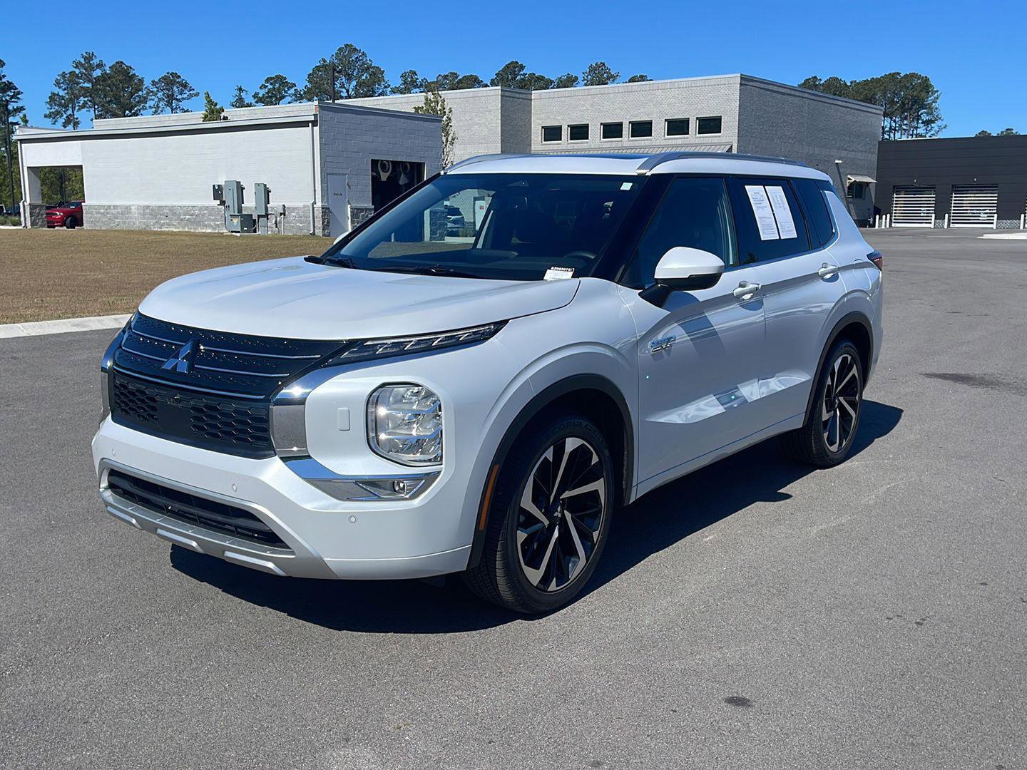 Used 2025 Mitsubishi Outlander 4WD Plug-In Hybrid image 3