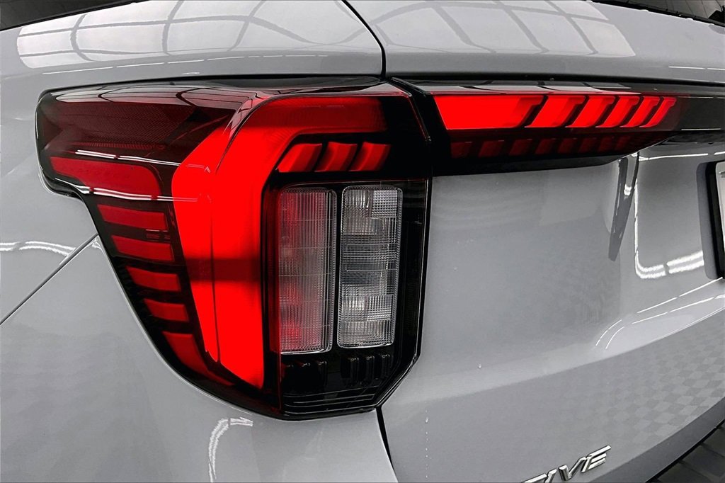 Used 2025 Ford Explorer Active image 30