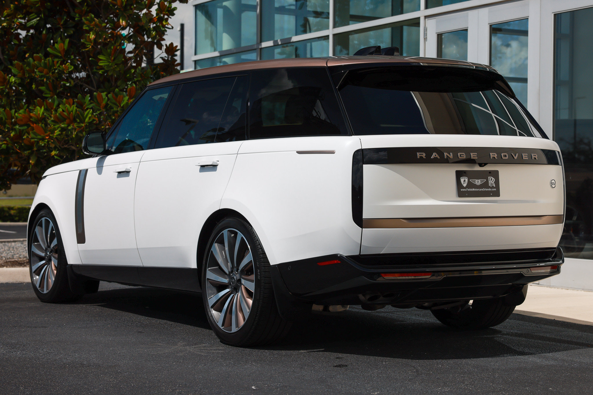 Used 2025 Land Rover Range Rover SV AWD/4WD image 18