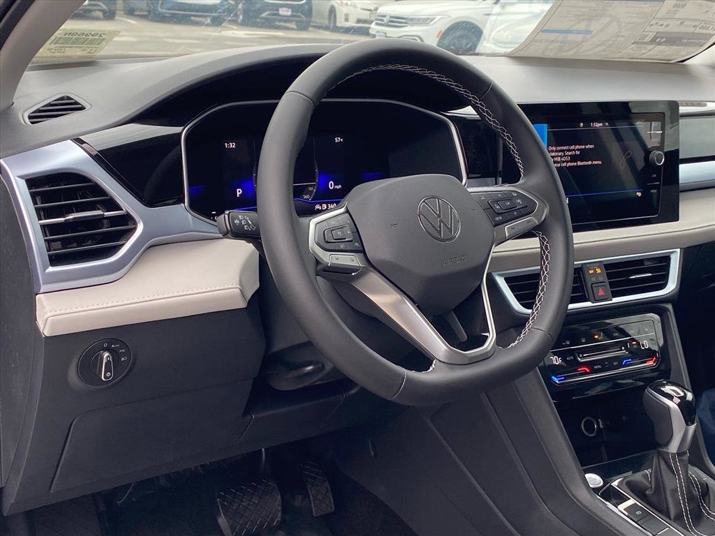 New 2026 Volkswagen Taos SE image 4
