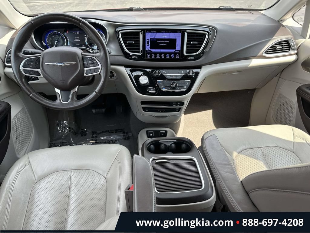 Used 2017 Chrysler Pacifica Touring-L Plus FWD image 12
