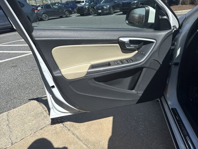 Used 2016 Volvo V60 T5 Platinum image 8