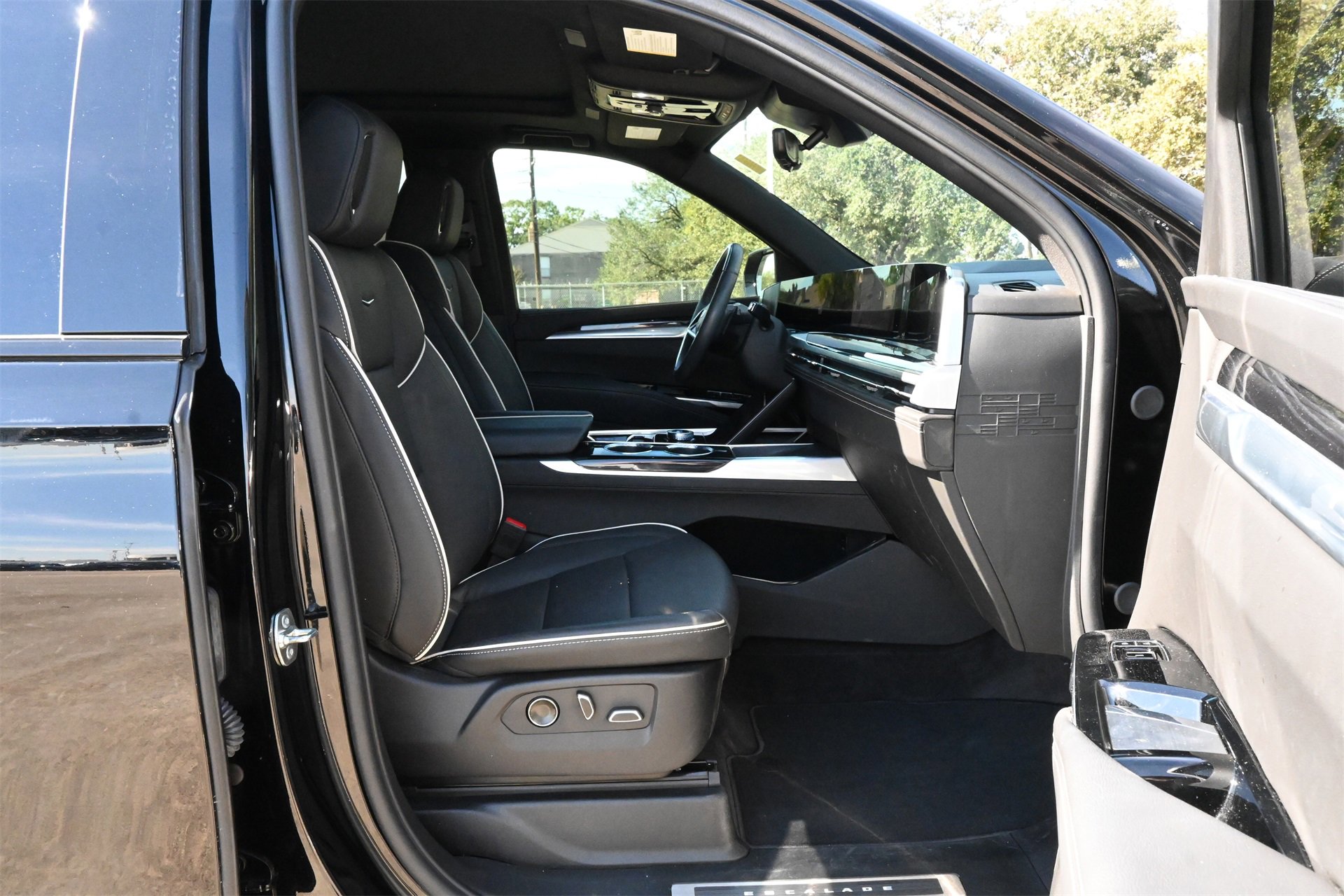 Certified 2025 Cadillac Escalade Sport w/ LPO, Floor Liner Package image 27