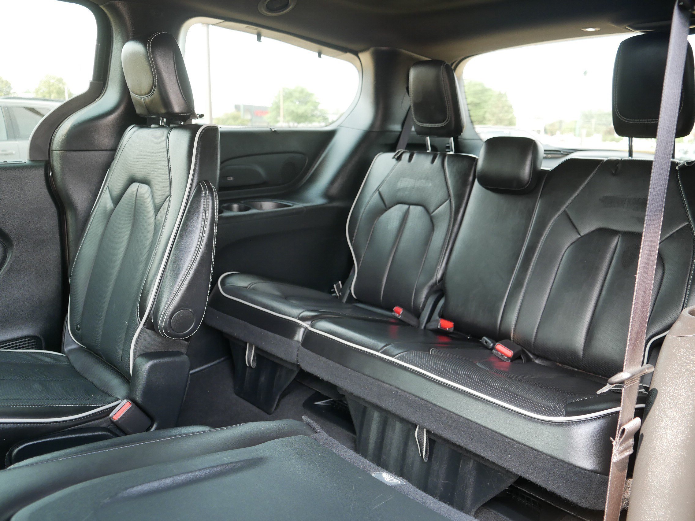 Used 2025 Chrysler Pacifica Limited FWD image 35