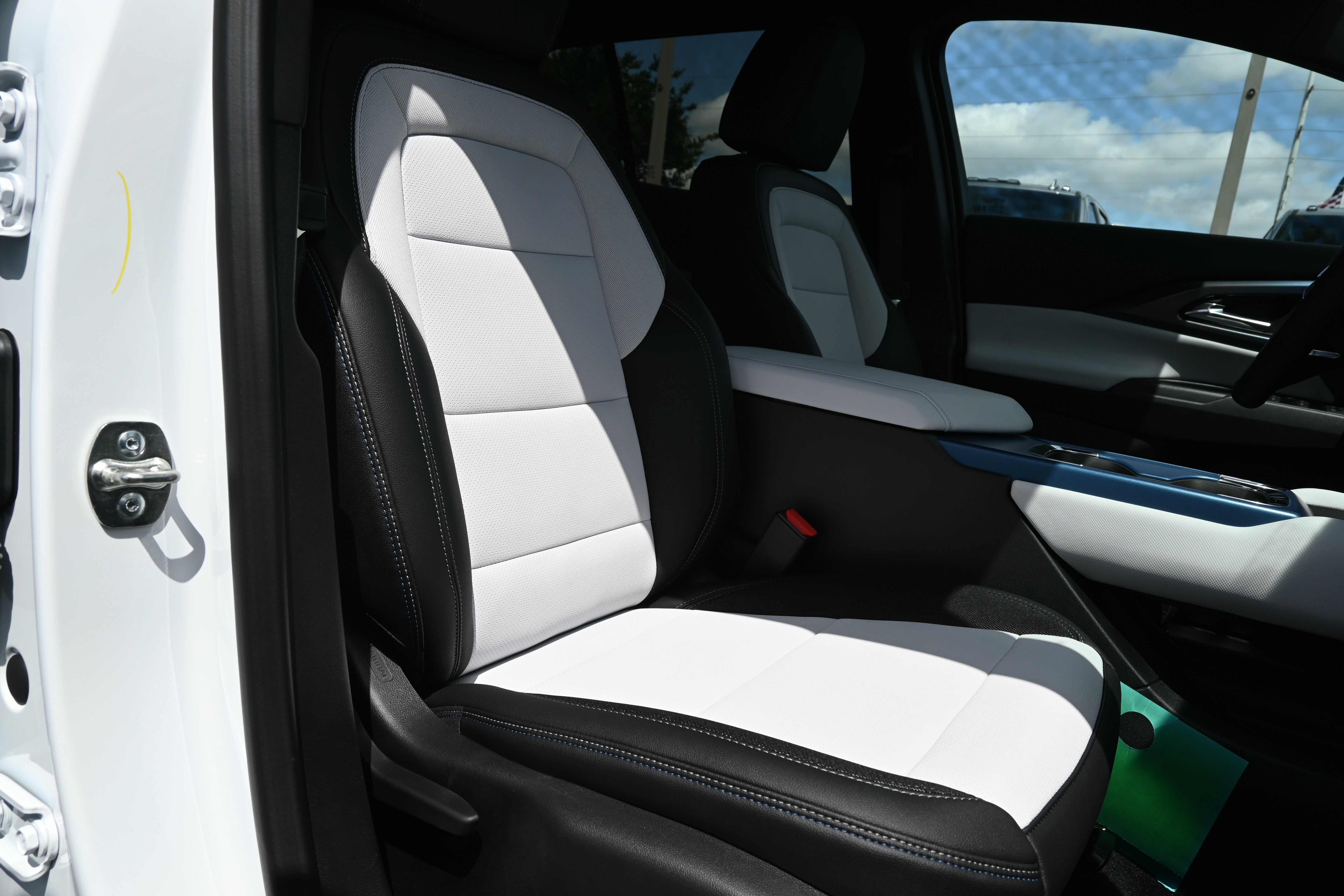 New 2026 Chevrolet Equinox EV LT AWD/4WD image 32