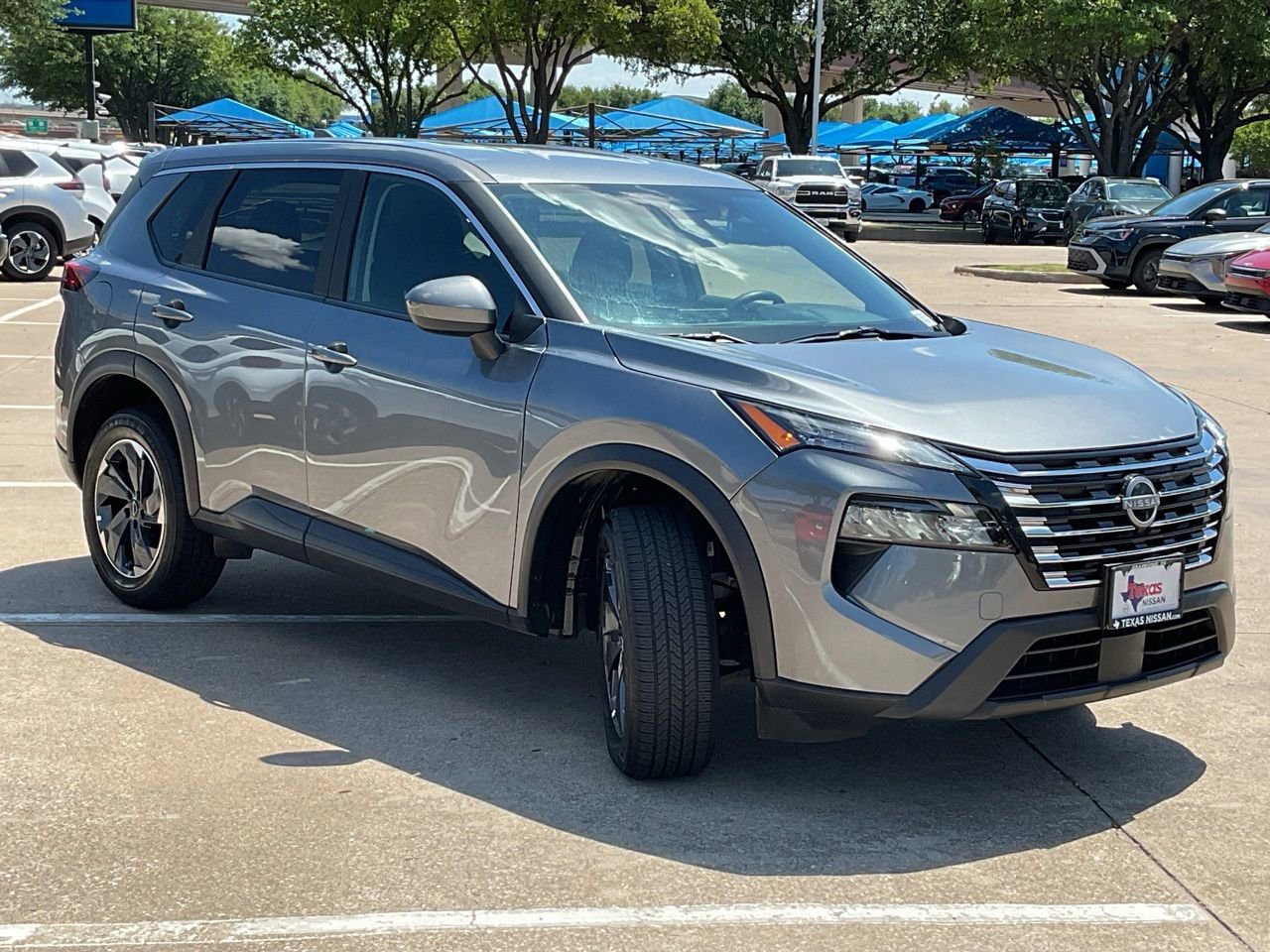 Used 2025 Nissan Rogue SV image 4