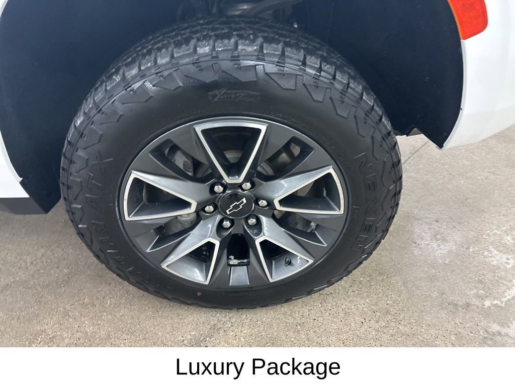 Used 2021 Chevrolet Suburban Z71 w/ Z71 Off-Road Package image 15