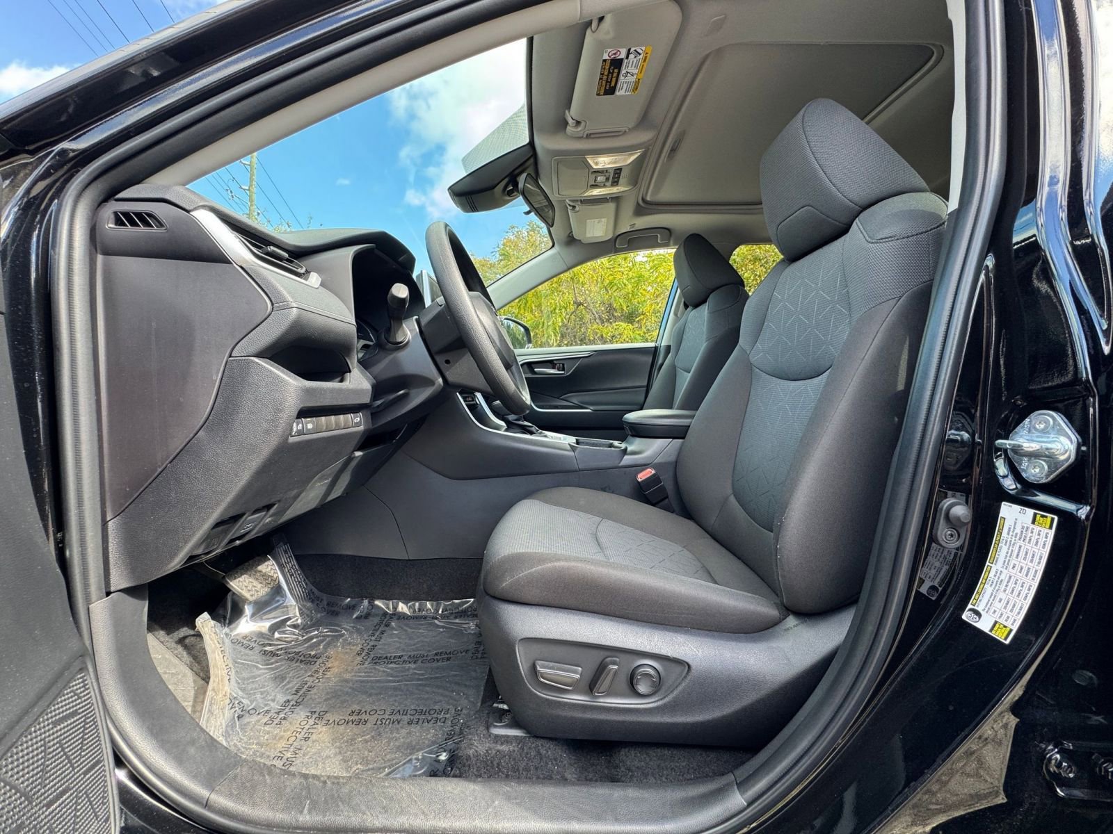 Used 2025 Toyota RAV4 XLE image 22