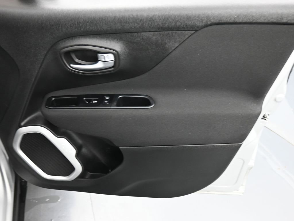 Certified 2020 Jeep Renegade Latitude w/ Cold Weather Group image 18