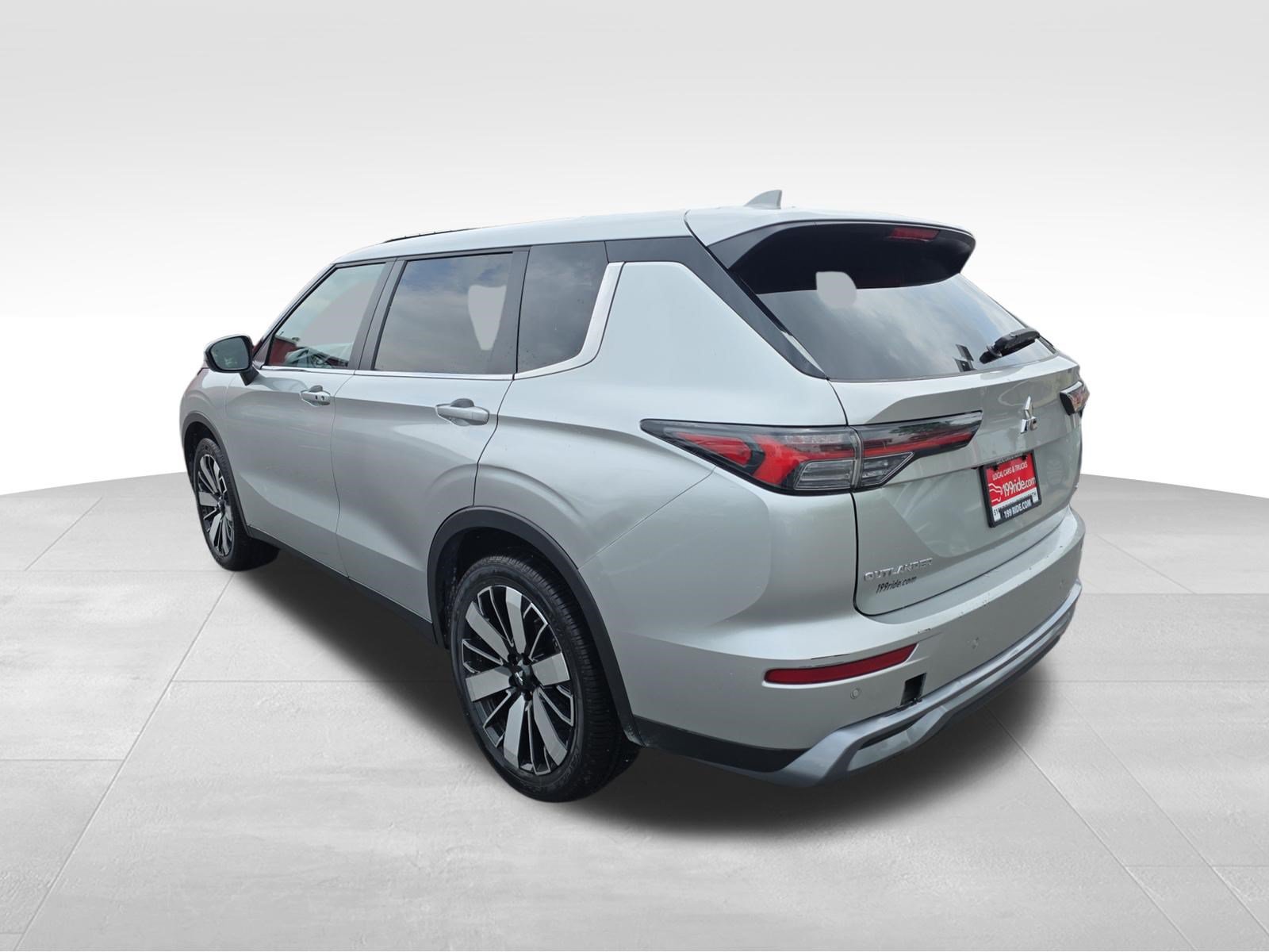 Used 2025 Mitsubishi Outlander SE AWD/4WD image 3