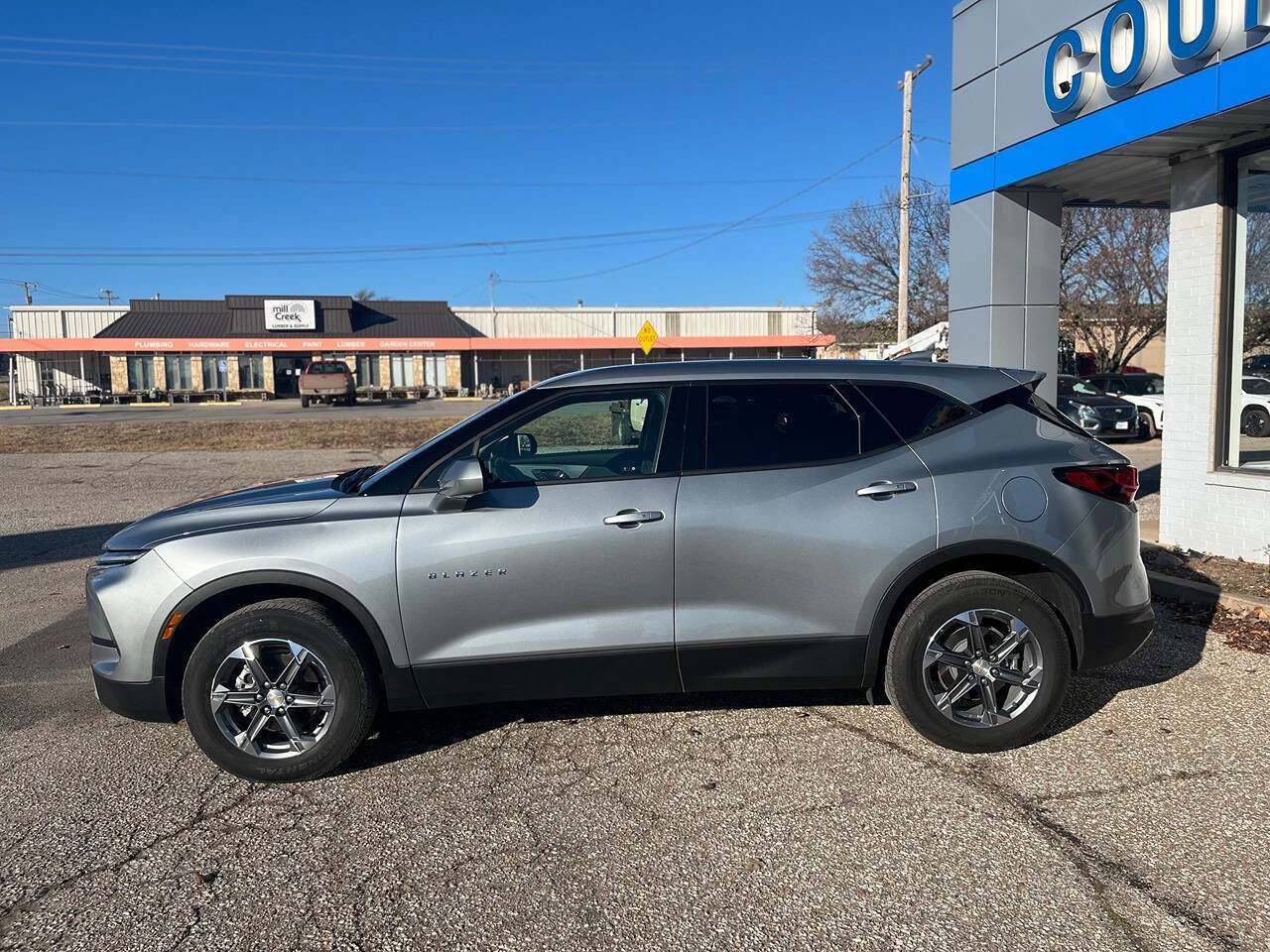 Used 2025 Chevrolet Blazer LT image 3