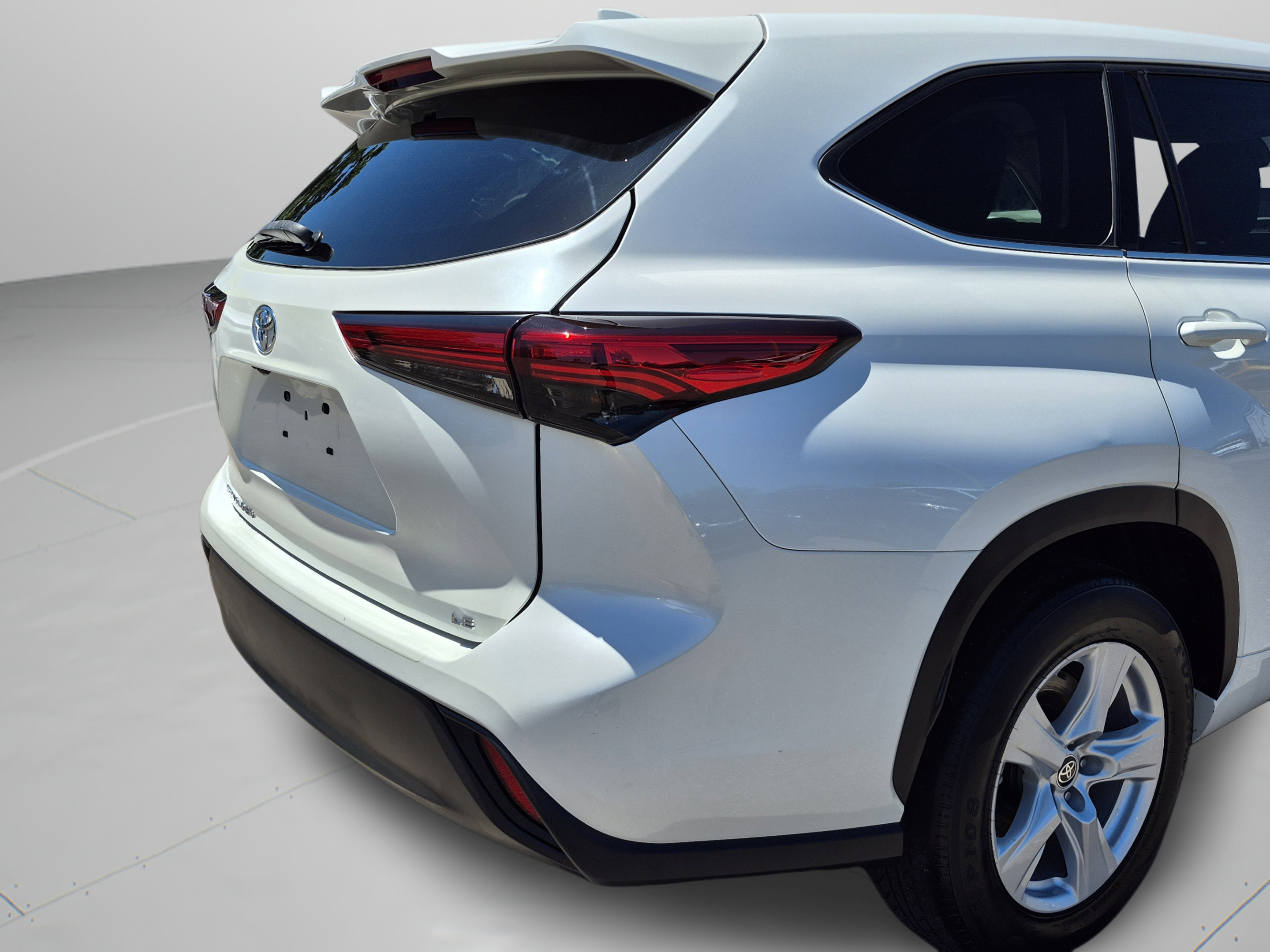 Used 2021 Toyota Highlander LE FWD image 35