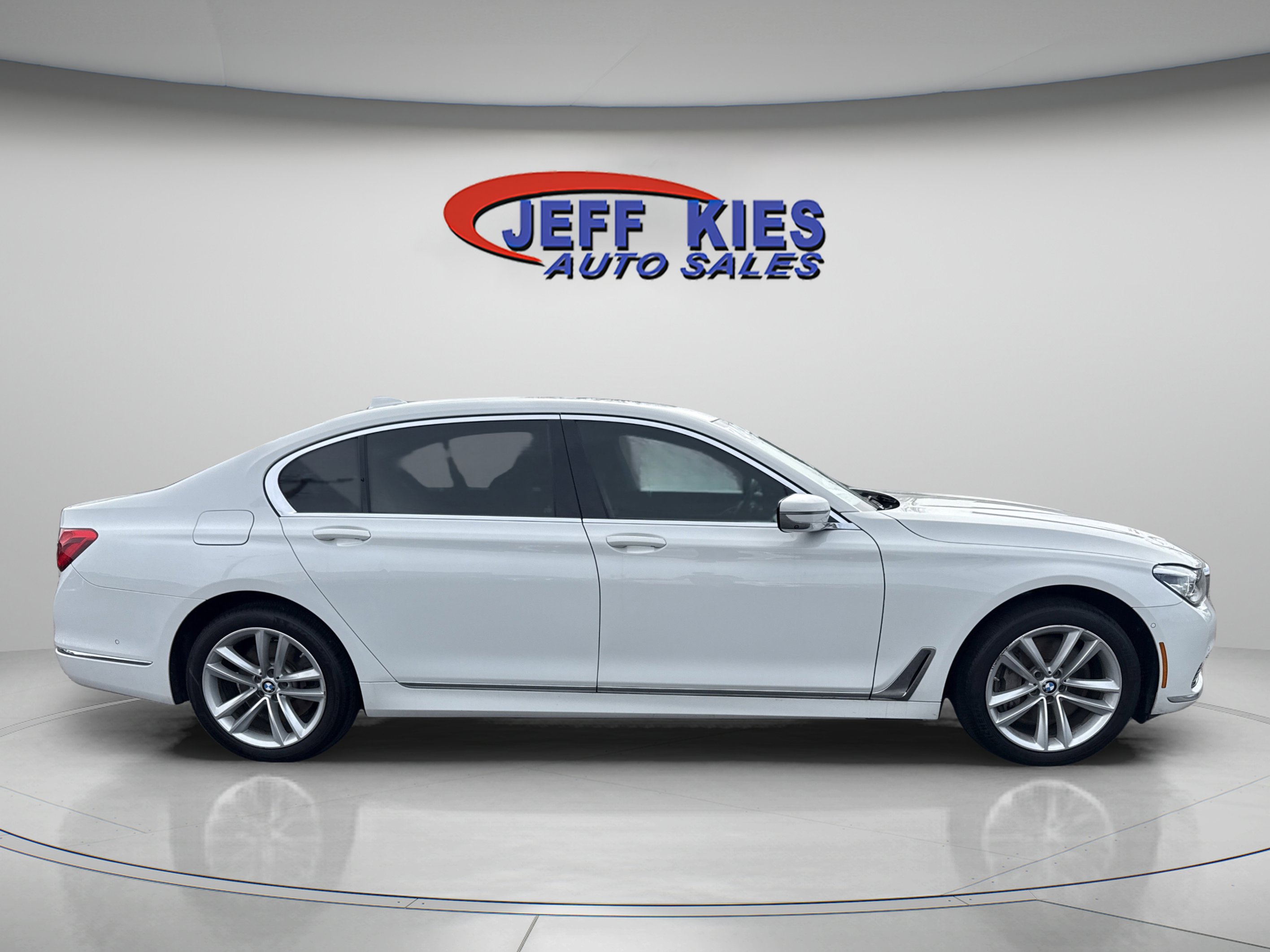 Used 2016 BMW 750i xDrive image 4