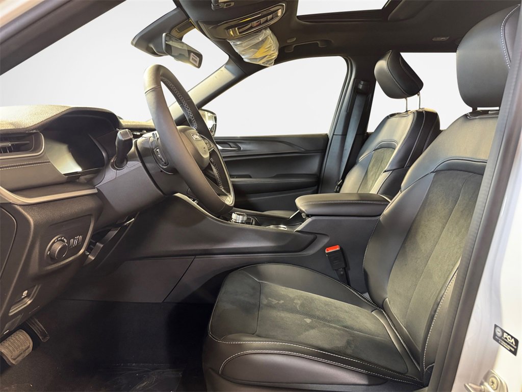 New 2025 Jeep Grand Cherokee Altitude image 12