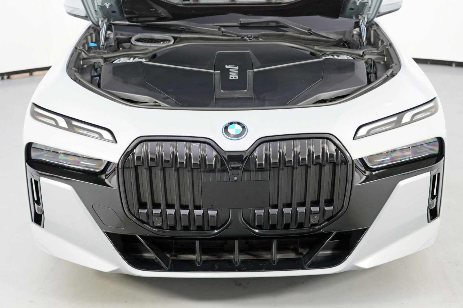 Used 2024 BMW i7 xDrive60 w/ Premium Package image 8