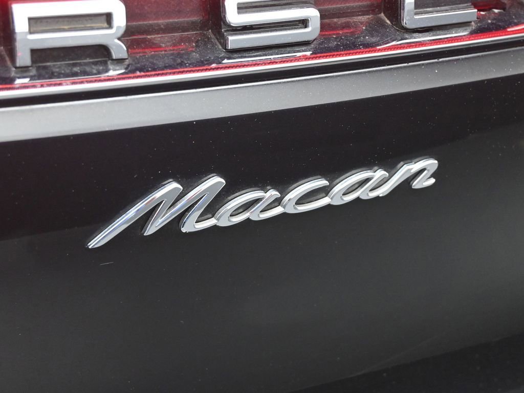 Certified 2025 Porsche Macan image 9