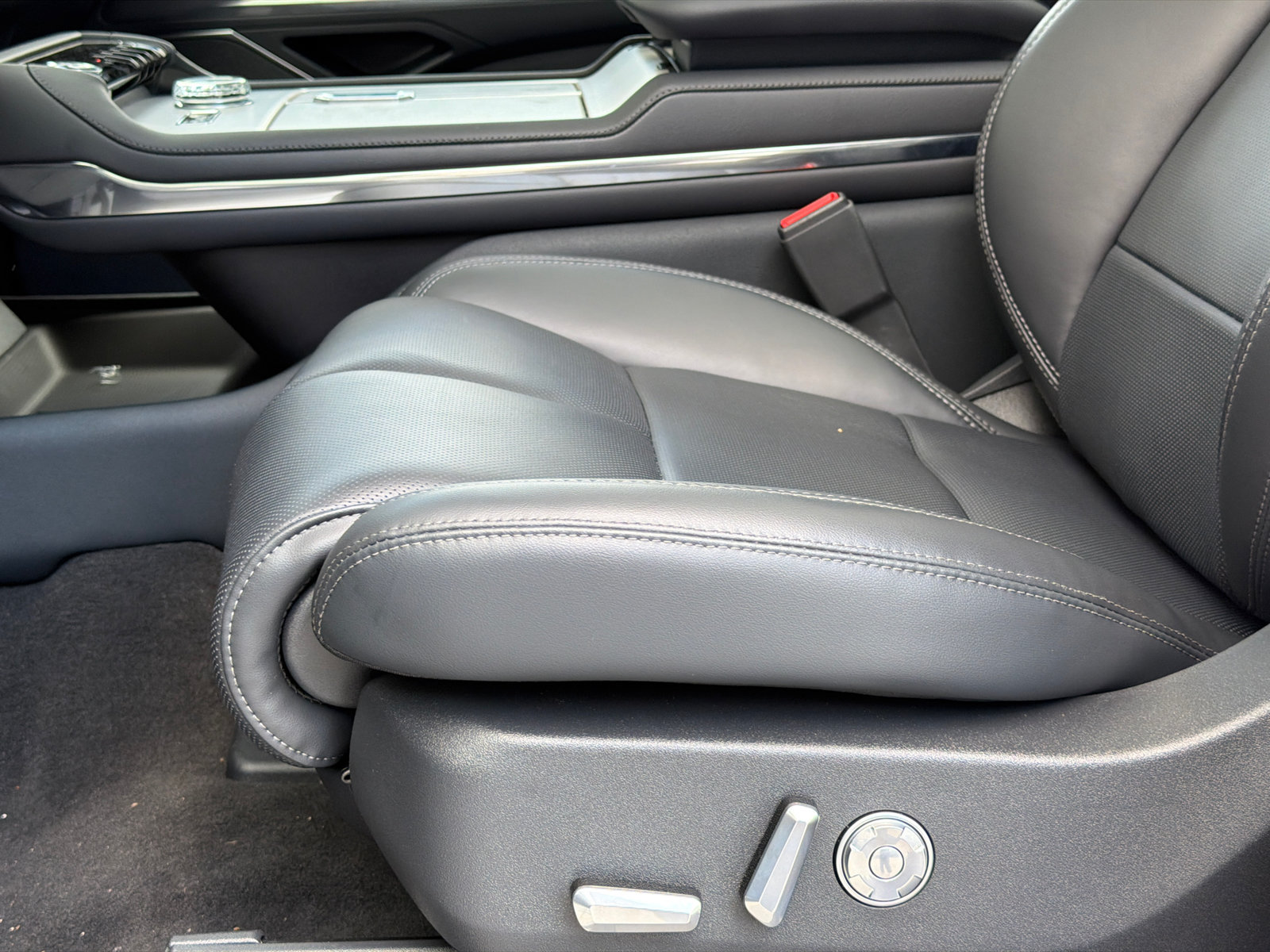 New 2026 Lincoln Navigator Reserve w/ Jet Appearance Package AWD/4WD image 18