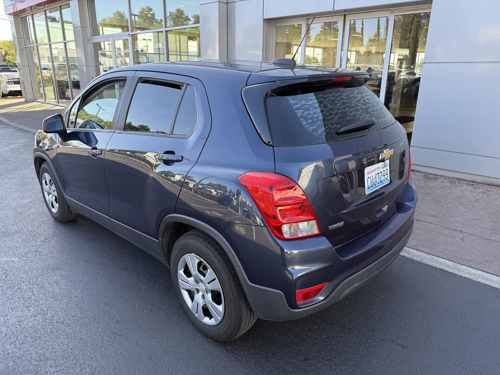 Used 2018 Chevrolet Trax LS w/ LPO, Cargo Package FWD image 3