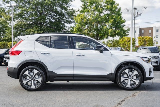 Used 2026 Volvo XC40 B5 Plus w/ Protection Package Premier image 3