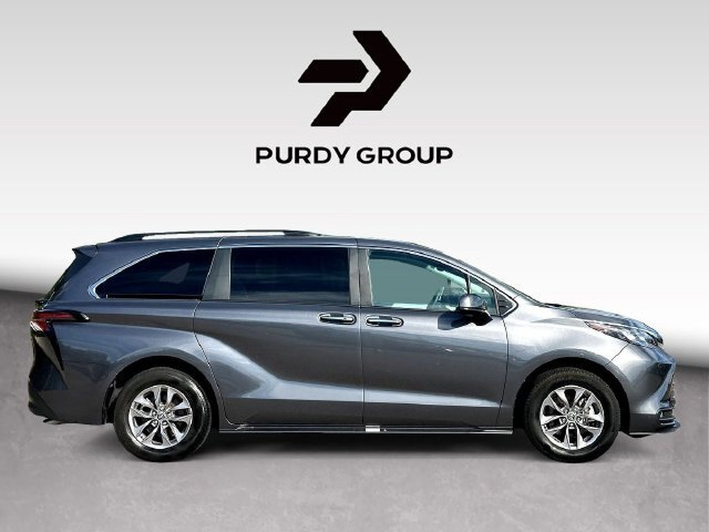 Used 2025 Toyota Sienna XLE FWD image 9